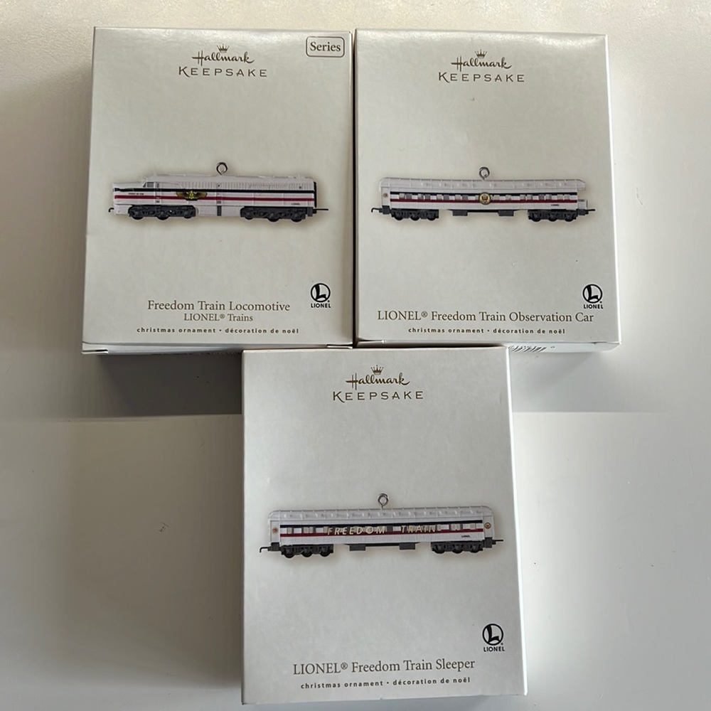 HALLMARK KEEPSAKE ORNAMENT